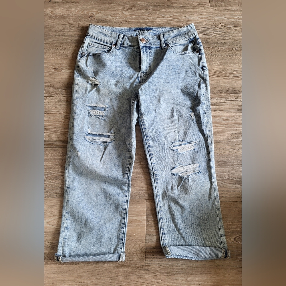Distressed Light Blue Cropped Jeans